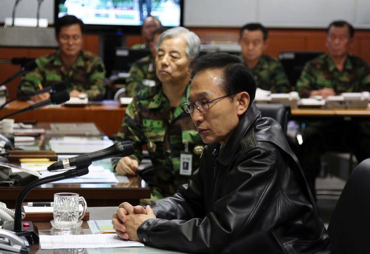 Krisesnak. Sydkoreas præsident, Lee Myung-bak, mødtes hurtigt med landets militære ledelse. Snart følger også et møde i FN's Sikkerhedsråd. 