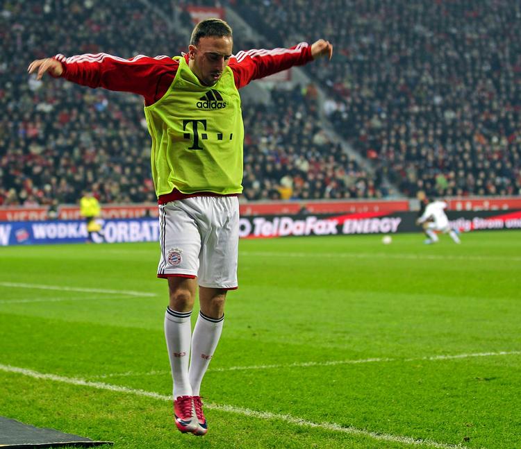 opvarmning. Franck Ribery gør klar til at komme på banen mod Bayer 04 Leverkusen lørdag efter en lang skadespause. 