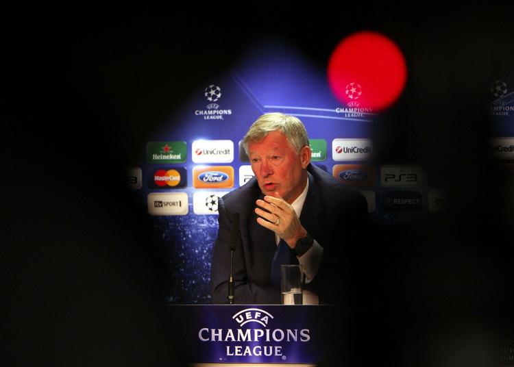 afventer. Manchester Uniteds manager Sir Alex Ferguson blev spurgt til det mulige køb af danske Anders Lindegaard på dagens pressemøde. 