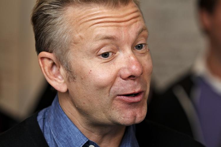 Valget af kunstnere på 'Med kærlig hilsen' er hverken soleklart eller særlig sjovt.  Også selvom der er tale om Casper Christensen. 