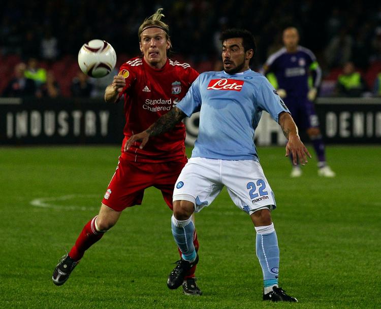 Bænket. Christian Poulsen er røget ud på bænken i Liverpool. Her er han i aktion mod Napoli for et par uger siden. 