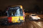 Glatføreuheld. En bus er her til morgen kørt ind i en lygtepæl på Islevhusvej i Rødovre ved København. 