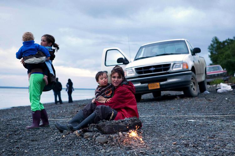 Mama-Grizzly. En »unik person«  eller »overfladisk og tom«? Meningerne om Sarah Palin er mange. Her ses hun  i sin nye tv-serie om sig selv, der er »helt uden fortilfælde« i en amerikansk valgkamp. 