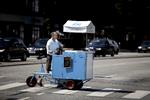 Lempeligere regler betyder, at flere tager sig et bijob som is-, vand- eller juicesælger i sommerhalvåret i byens parker eller på strande. 