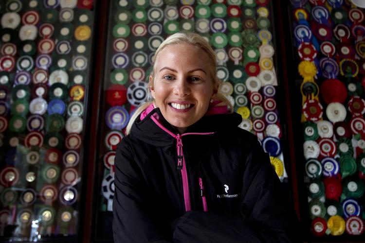 Klasserytter: Emilie Martinsen foran væggen, der vidner om hendes færdigheden inden for ridesport. 