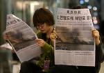 De sydkoreanske aviser studeres med stor interesse på gaden i Seoul. 