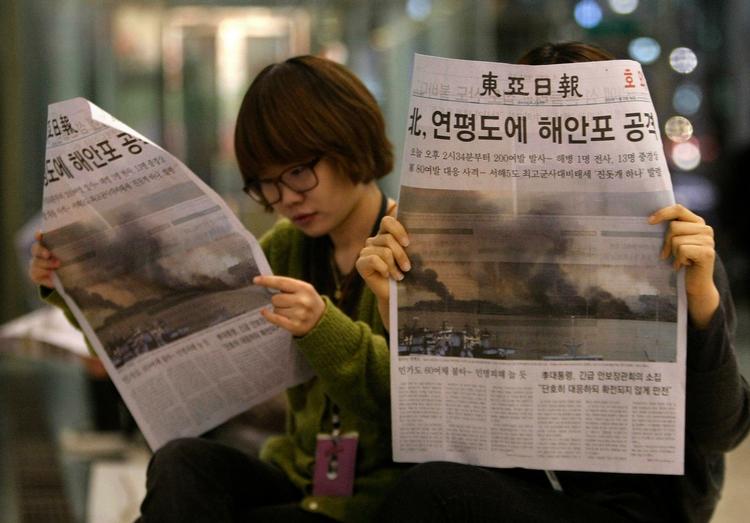 De sydkoreanske aviser studeres med stor interesse på gaden i Seoul. 