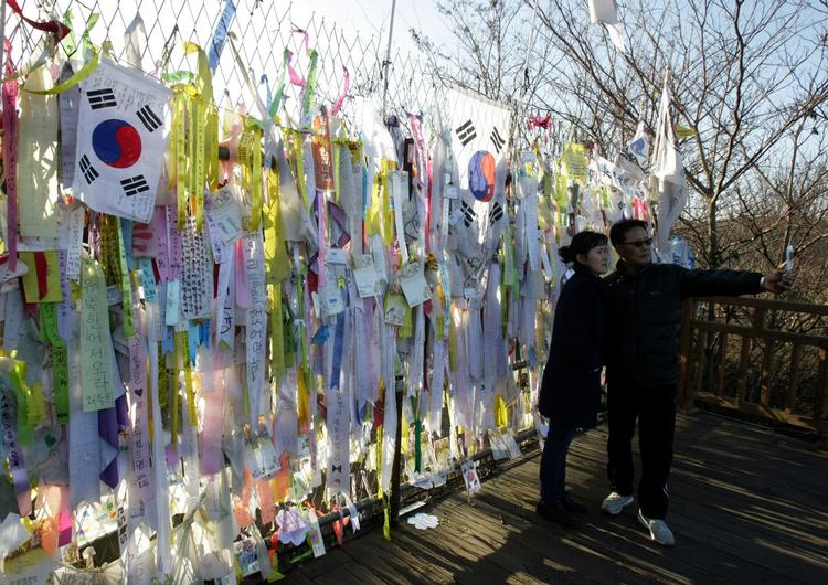Et ungt par tager et billede af dem selv til deres fotoalbum ved grænsen til Nordkorea. 