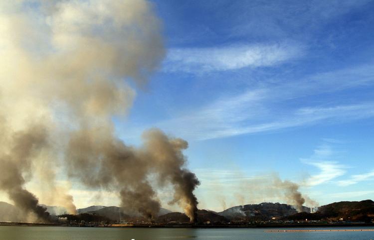 Øen blev i går ramt af 200 granater affyret fra det nærliggende Nordkorea. 