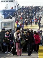Evakuerede indbyggere fra Yeonpyong ankommer til havnebyen Incheon. 