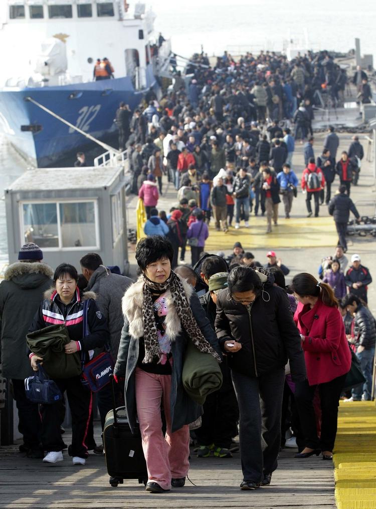 Evakuerede indbyggere fra Yeonpyong ankommer til havnebyen Incheon. 