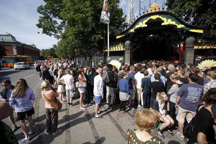 KØDANNELSE. Sidste år skabte ombytningen af Roskildebilletter til armbånd en flere hundrede meter lang kø ved Tivoli. 