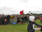 Det gik stærkt, da hegnet til Roskilde Festival blev væltet tidligere i dag. 
