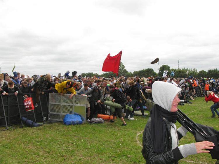 Det gik stærkt, da hegnet til Roskilde Festival blev væltet tidligere i dag. 
