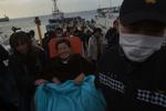 Flugt. Beboerne på den sydkoreanske ø Yeonpyeong blev evakueret efter det nordkoreanske angreb. 