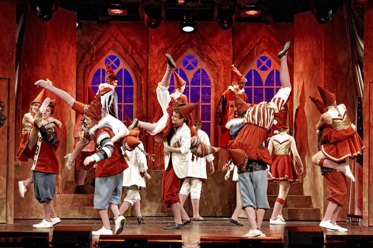 Der er julestemning i både Eventyrteatrets 'High Jul Musical' (billedet) og Aalborg Teaters 'Hjem til jul'. Jul er der til gengæld ikke meget af 'Madame Butterfly' på Det Kongelige, hvor Caroline Cavallo danser af som Tornerose. Fotos: Tilsted Com, Miklos Szabo, Henrik Stenberg og Nils Krogh 