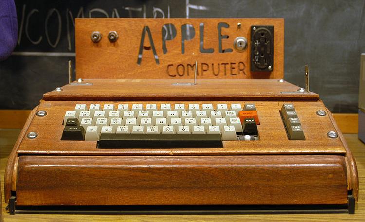 Sådan så den ud, den første computer fra Apple. Den kostede 15.000 kroner i nutidens penge. 