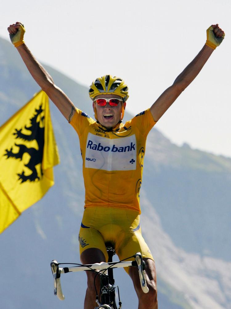 En tidligere cykelrytter hævdede, at have set Michael Rasmussen træne i Dolomitterne, den 13.-14. juni, datoer, hvor Michael Rasmussen havde indberettet at være i Mexico. 