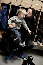Ønskebarn. Camilla Hasselbalch med Magnus i vuggestuen Mælkebøtten på Østerbro i København. »Jeg går meget op i fællesskabet, men jeg kan godt genkende tendensen til, at mange forældre fokuserer meget på deres egne børn«, siger hun. 