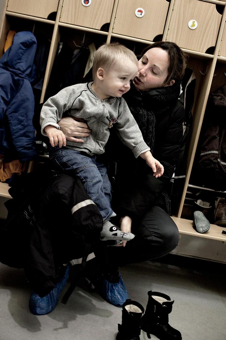 Ønskebarn. Camilla Hasselbalch med Magnus i vuggestuen Mælkebøtten på Østerbro i København. »Jeg går meget op i fællesskabet, men jeg kan godt genkende tendensen til, at mange forældre fokuserer meget på deres egne børn«, siger hun. 