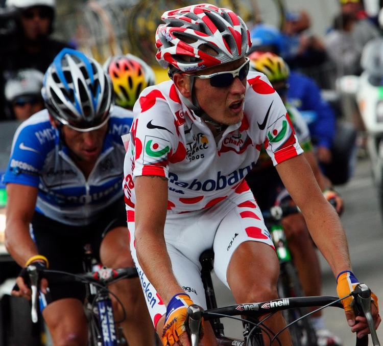 »Jeg ved fra Bjarne, at der ikke ligger sportslige grunde bag beslutningen. Men ellers ved jeg ikke noget. Det skal du spørge Bjarne om«, siger Michael Rasmussen. Her er han på 10. etape af Tour de France i 2005. 