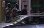 Terroraktion. Belgisk politi med en af de personer, som blev anholdt i Antwerpen i går. 