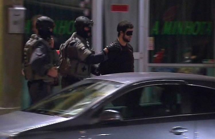 Terroraktion. Belgisk politi med en af de personer, som blev anholdt i Antwerpen i går. 