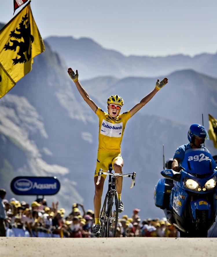 Michael Rasmussen vinder 16. etape Orthez til Col d'Aubisque i 2007. Samme aften blev han suspenderet fra løbet og dagen efter fyret af Rabobank. 