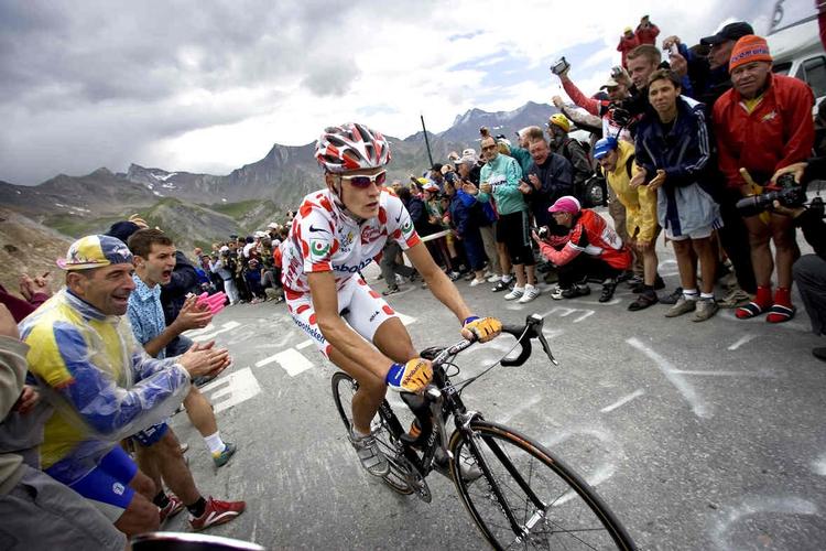 »Jeg er utrolig skuffet og ked af det. Det er noget, som har stået på gennem lang tid, og jeg havde rigtig meget lyst til at køre cykelløb igen for Bjarnes hold«, siger Michael Rasmussen.  Her er han i aktion under Tour de France i 2005. 