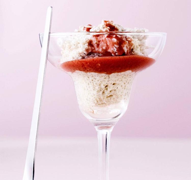 Lettere punktum. Risene er skiftet ud med quinoa og mælken med sojamælk i denne variation af den klassiske risalamande. 