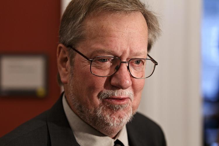 Minister. »Hvis ikke de udsender filmen, så skal de sende pengene tilbage, for de har jo fået pengene for at bringe programmer på de private kanaler fra public service-puljen«, siger Per Stig Møller.. 