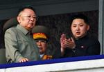 Magt. Kim Jong-il (t.v.) overtog ledelsen af Nordkorea efter sin fars død i 1994. Til højre ses sønnen Kim Jong Un, som er kørt i stilling til at blive landets næste leder. 