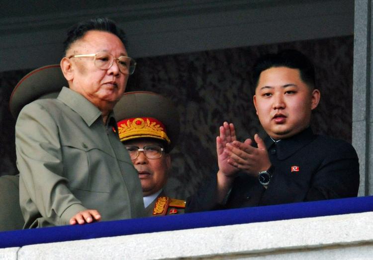 Magt. Kim Jong-il (t.v.) overtog ledelsen af Nordkorea efter sin fars død i 1994. Til højre ses sønnen Kim Jong Un, som er kørt i stilling til at blive landets næste leder. 