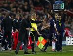 kort-spil. Real Madrid-manager José Mourinho (tv) gestikulerer mod sine spillere, da Xabi Alonso har modtaget sit andet gule kort og dermed fået marchordre sidst på opgøret mod Ajax. 
