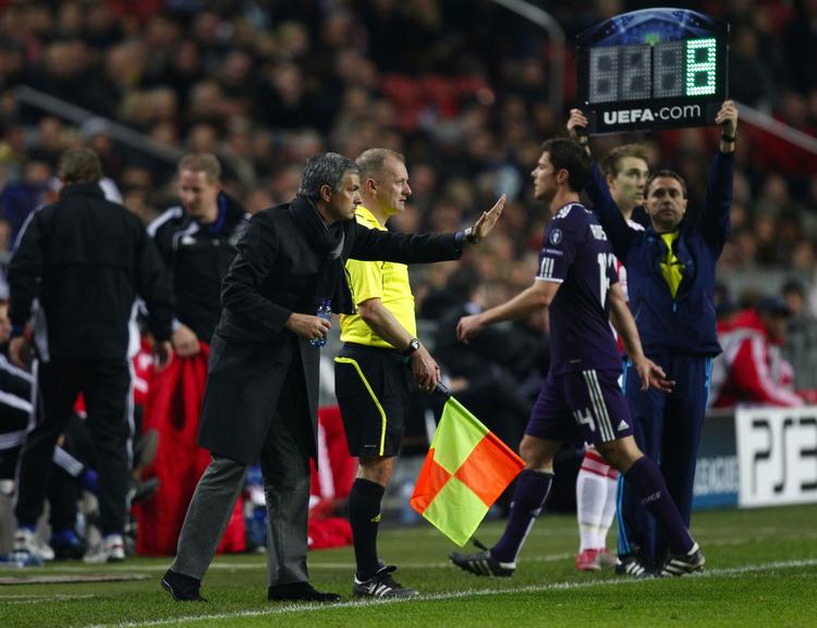 kort-spil. Real Madrid-manager José Mourinho (tv) gestikulerer mod sine spillere, da Xabi Alonso har modtaget sit andet gule kort og dermed fået marchordre sidst på opgøret mod Ajax. 