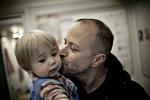 Forventningsfuld. Brian Christensener erkender, at han ikke er bange for at give udtryk for sine forventninger. Her er han sammen med 14 måneder gamle Carla i daginstitutionen Mælkebøtten på Østerbro. 