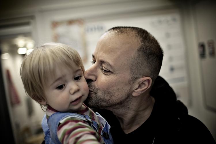 Forventningsfuld. Brian Christensener erkender, at han ikke er bange for at give udtryk for sine forventninger. Her er han sammen med 14 måneder gamle Carla i daginstitutionen Mælkebøtten på Østerbro. 