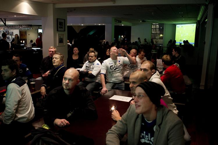 FODBOLD. MAsser af FCK-fans sidder og følger kampen mod Rubin Kazan. 