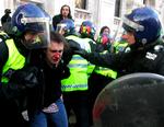 Demonstration. Unge briter tørnede sammen med politiet under landsdækkende demonstrationer mod nedskæringer i undervisningssektoren. 