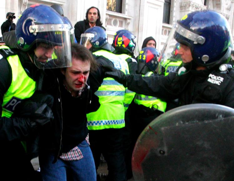 Demonstration. Unge briter tørnede sammen med politiet under landsdækkende demonstrationer mod nedskæringer i undervisningssektoren. 