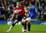 helhjertet. Der blev givet og taget i kampen mellem Glasgow Rangers og Manchester United. 