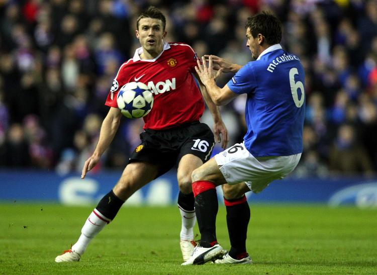 helhjertet. Der blev givet og taget i kampen mellem Glasgow Rangers og Manchester United. 