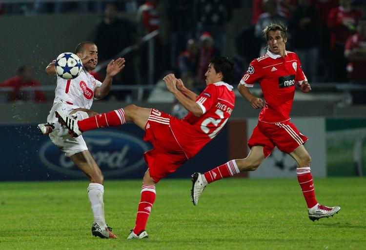 ballet. Hapoel Tel Aviv overraskede positivt, mens Benfica omvendt kan regne med skuffende omtale i portugisiske medier i morgen efter en blamage mod israelerne. 