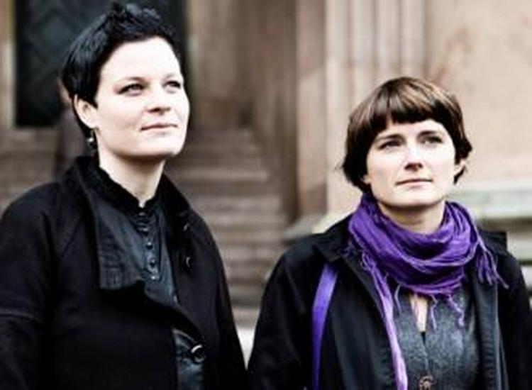 Afgørelsen. Foran Byretten i København afventer de to klimatalskvinder, Stine Gry Jonassen (tv) og Tannie Nyboe rettens dom. 