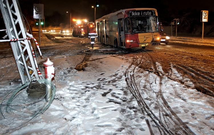 Glatføreuheld. Falck har været af sted til godt 236 uheld siden midnat. 