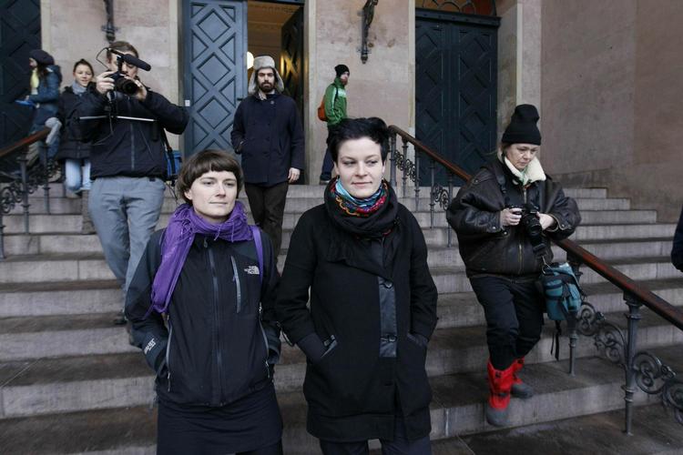 Dømt. Tannie Nyboe (tv.) og Stine Gry Jonassen uden for byretten i København, hvor de er blevet dømt for vold mod politiet. 