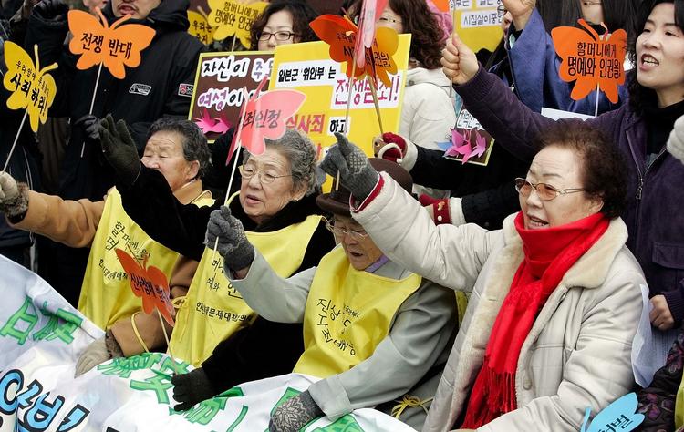 Sexslaver. Tidligere koreanske sexslaver har tidligere protesteret mod de overgreb, de har været udsat for under Anden Verdenskrig. I 2007 råbte de slagord uden for den japanske ambassade i Sydkoreas hovedstad, Seul. 