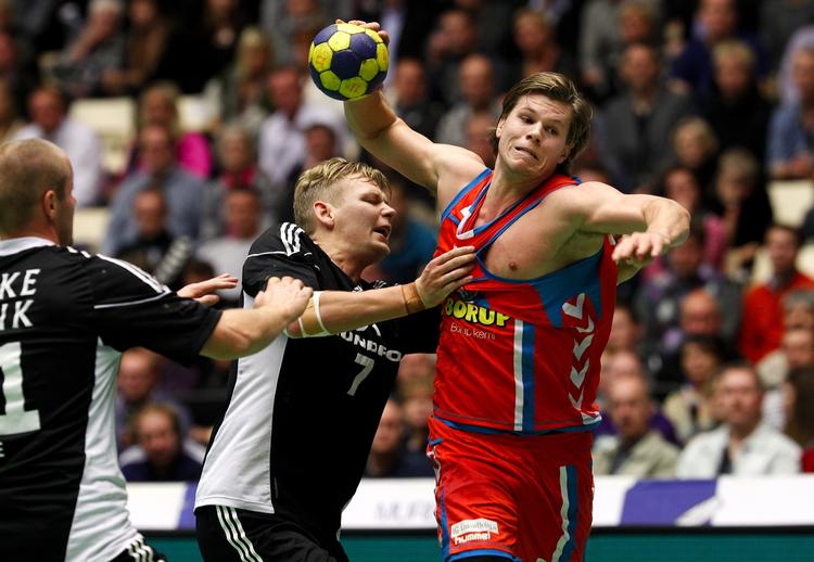 satsning. Det nye fusionshold fra AG København har betydet flere tilskuere på lægterne. TV2 håber at den trend kan føres over på tv. 