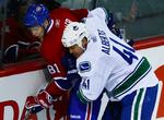 Klemt. Lars Eller tackles ud på banden i en tidligere kamp for Montreal Canadiens. 