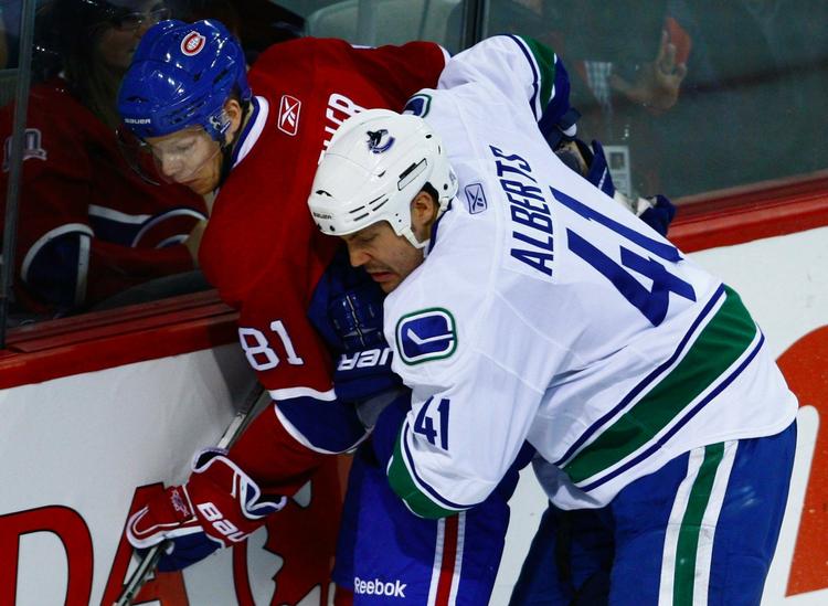 Klemt. Lars Eller tackles ud på banden i en tidligere kamp for Montreal Canadiens. 